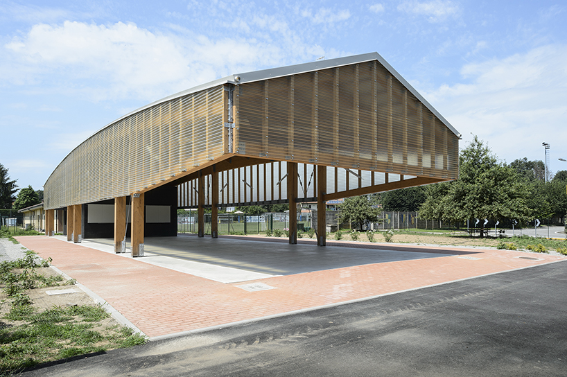 Un velo di doghe in legno domina il Padiglione Terravolante di Paolo Citterio Architects in Italia.