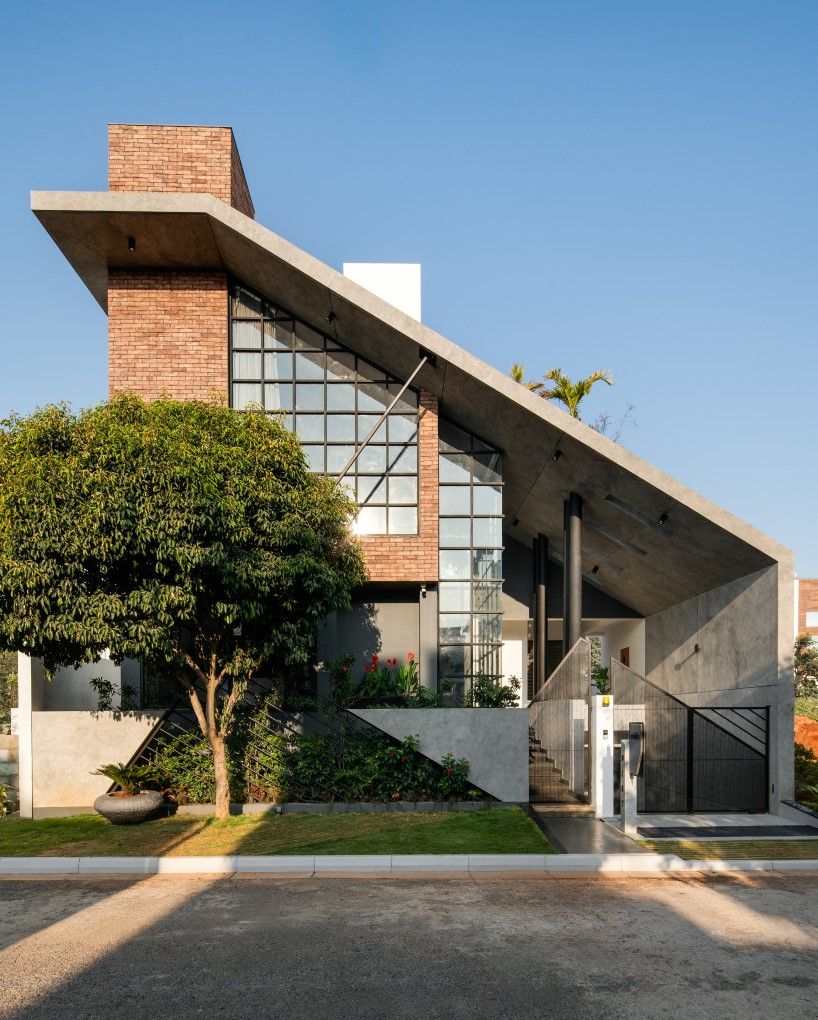 earthy textures and concrete planes define ashwin architects’ kodalli's residence in india