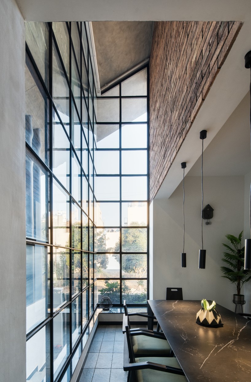 earthy textures and concrete planes define ashwin architects’ kodalli's residence in india