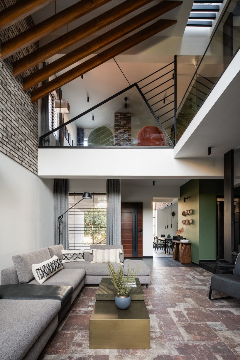 earthy textures and concrete planes define ashwin architects’ kodalli's residence in india