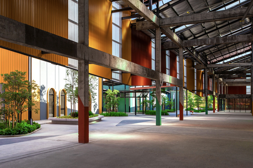 Coloridas unidades en la azotea conforman Samar Plaza Market Village de TKCA Architects en Kuala Lumpur