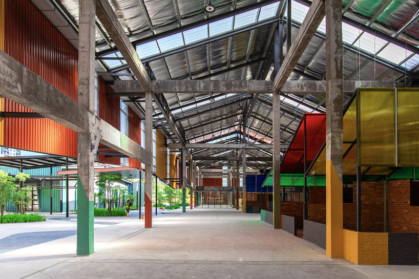 Coloridas unidades en la azotea conforman Samar Plaza Market Village de TKCA Architects en Kuala Lumpur