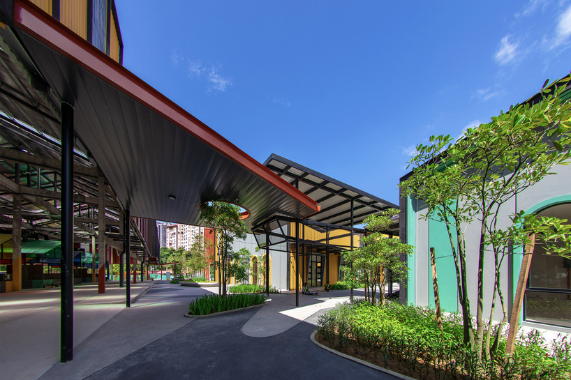 Coloridas unidades en la azotea conforman Samar Plaza Market Village de TKCA Architects en Kuala Lumpur