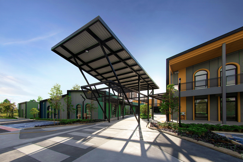 Coloridas unidades en la azotea conforman Samar Plaza Market Village de TKCA Architects en Kuala Lumpur