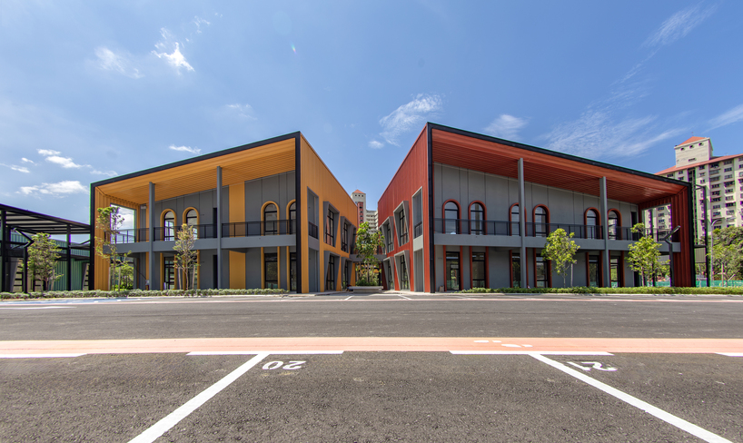 Coloridas unidades en la azotea conforman Samar Plaza Market Village de TKCA Architects en Kuala Lumpur