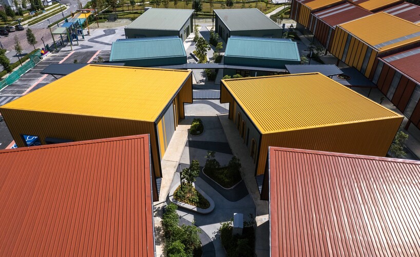 Coloridas unidades en la azotea conforman Samar Plaza Market Village de TKCA Architects en Kuala Lumpur
