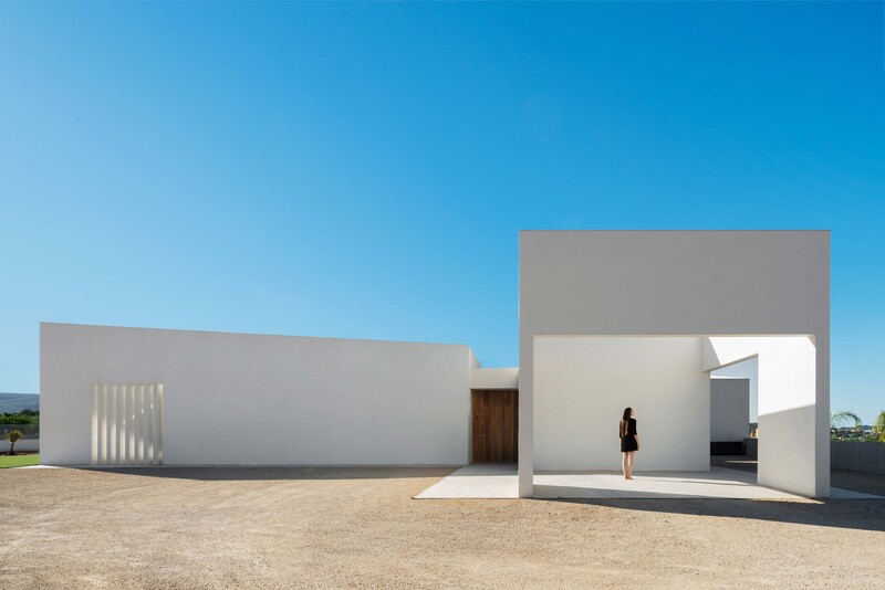 Cuatro sólidos bloques blancos definen la Casa de los Vientos de Ruben Muedra Arquitectura en España