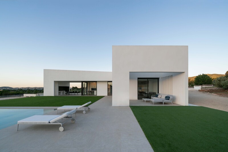 Cuatro sólidos bloques blancos definen la Casa de los Vientos de Ruben Muedra Arquitectura en España