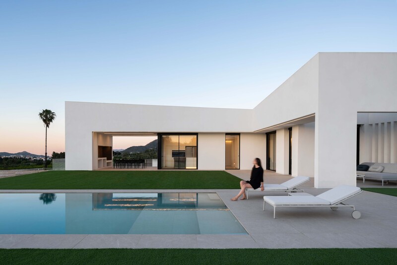 Cuatro sólidos bloques blancos definen la Casa de los Vientos de Ruben Muedra Arquitectura en España