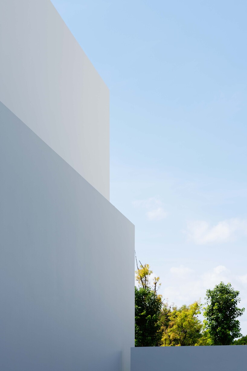 La casa inteligente de ruben muedra arquitectura apila dos prismas vidriados blancos en valencia