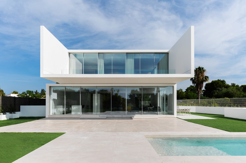 La casa inteligente de ruben muedra arquitectura apila dos prismas vidriados blancos en valencia