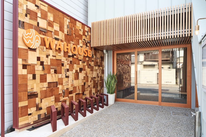 kisi-kisi kayu dipasang di sepanjang interior kantor Kyoto oleh arsitek ujizono