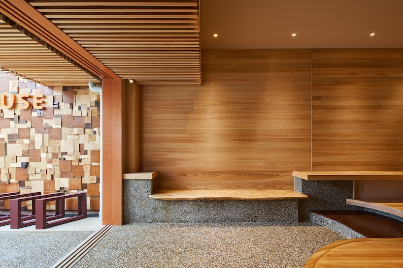 kisi-kisi kayu dipasang di sepanjang interior kantor Kyoto oleh arsitek ujizono