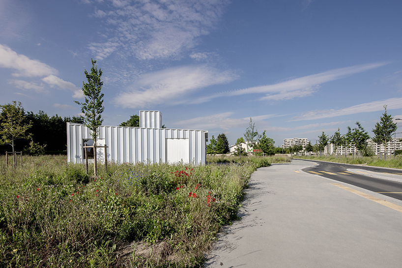 daniel holfeld fotografía la fachada plisada de la casa del jardinero de gabinete estudio en ginebra