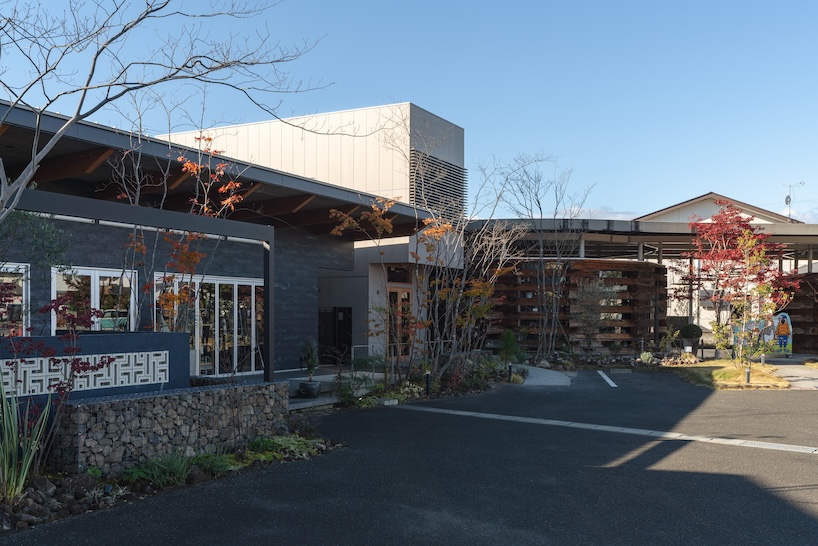 architrip's retail space curves between two existing shops in fukushima