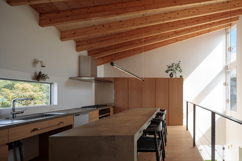 undulating wooden ceiling spreads over KDH2 residence's fluid interior spaces in japan
