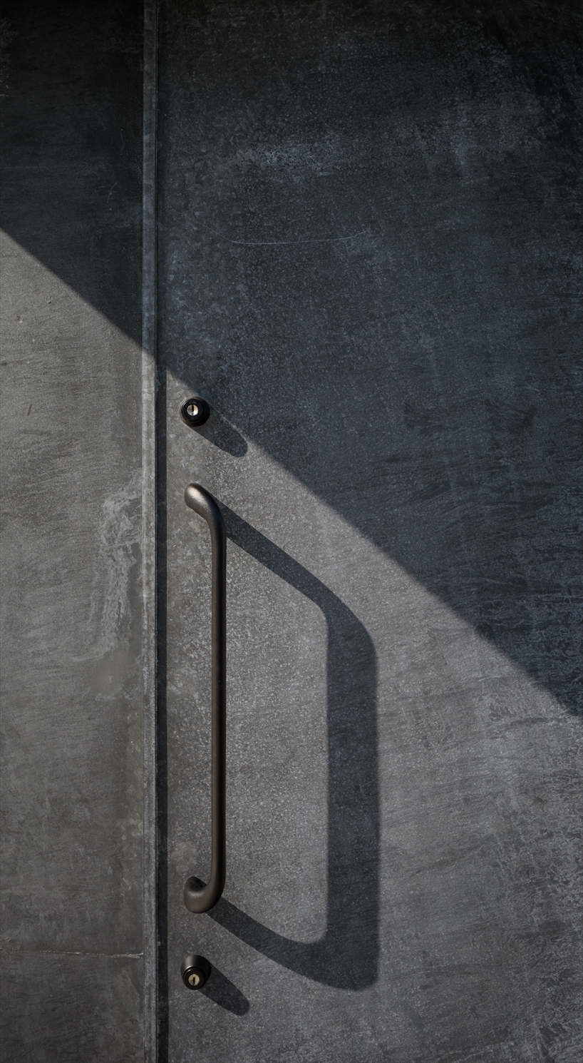 undulating wooden ceiling spreads over KDH2 residence's fluid interior spaces in japan