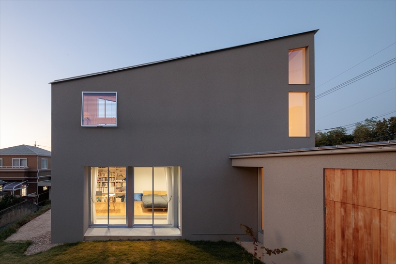 undulating wooden ceiling spreads over KDH2 residence's fluid interior spaces in japan