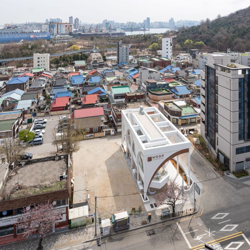 한국의 아크라인 아키텍츠 문 테라스 외부에 아치형 금속 외피가 형성