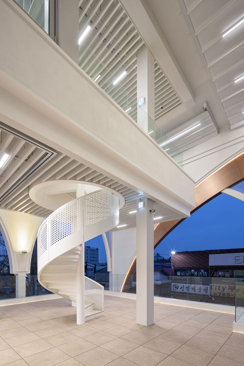 external arched metal skin forms around arcline architects' moon terrace in south korea