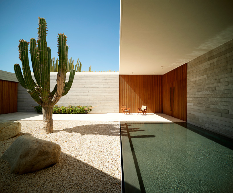 Patios y terrazas se despliegan alrededor del patio central de la casa estudio de Ezequiel Farca en México.