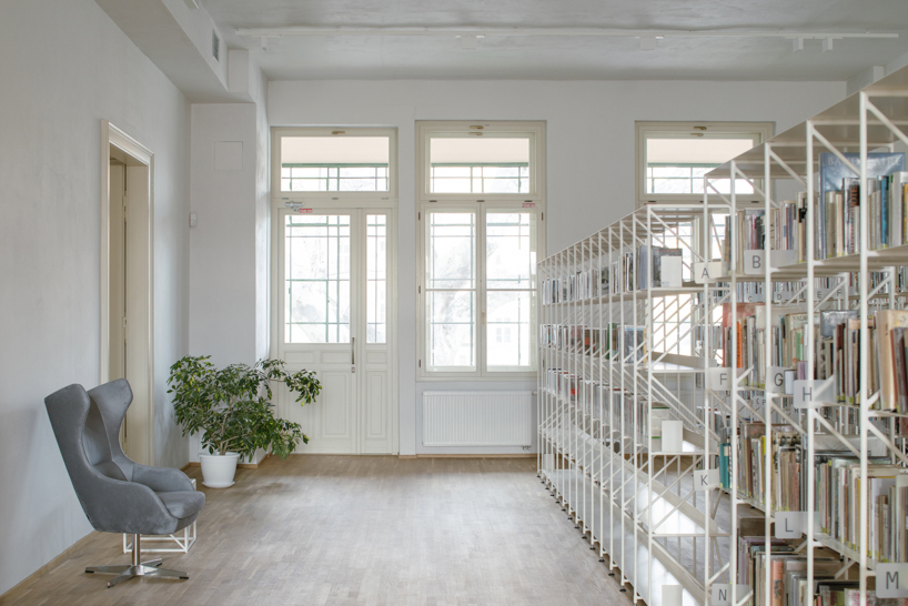 Marcos de acero suspendidos forman cortinas permeables dentro de la histórica biblioteca eslovaca revivida