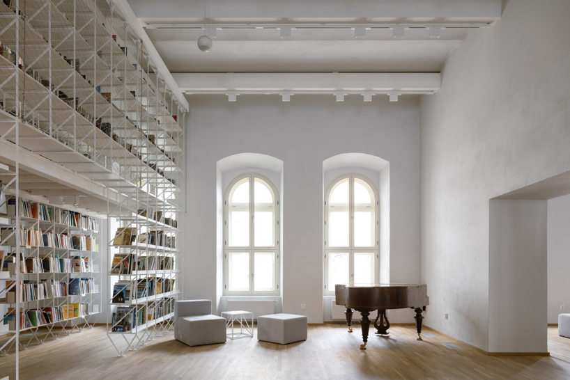 Marcos de acero suspendidos forman cortinas permeables dentro de la histórica biblioteca eslovaca revivida