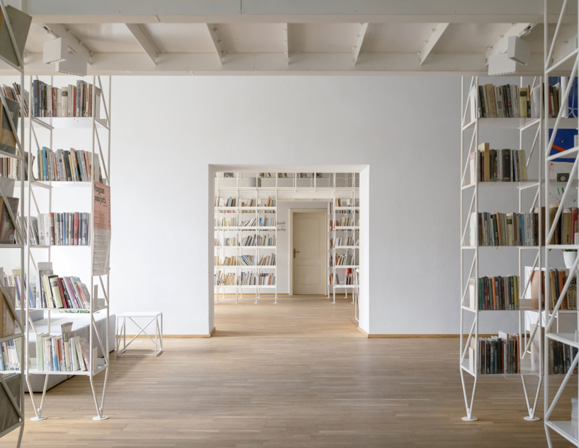 Marcos de acero suspendidos forman cortinas permeables dentro de la histórica biblioteca eslovaca revivida