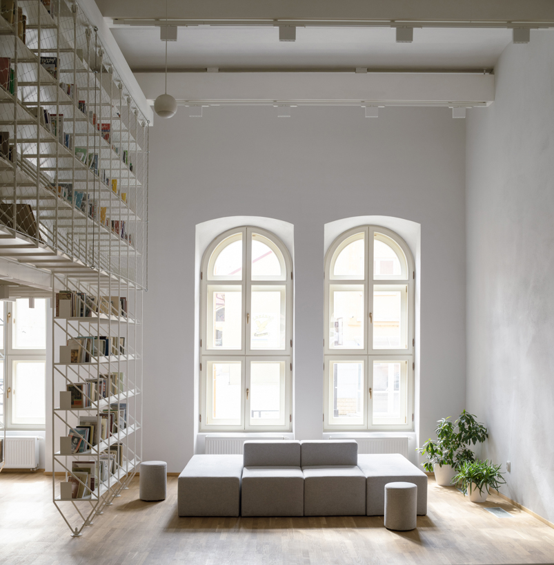 Marcos de acero suspendidos forman cortinas permeables dentro de la histórica biblioteca eslovaca revivida