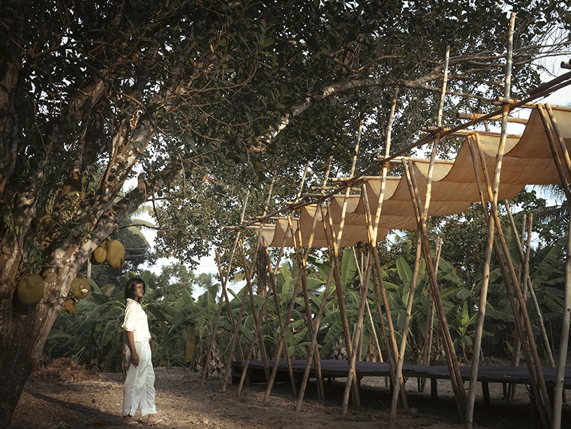 Un estudio indio terretecs teje tela elástica en caballetes de madera