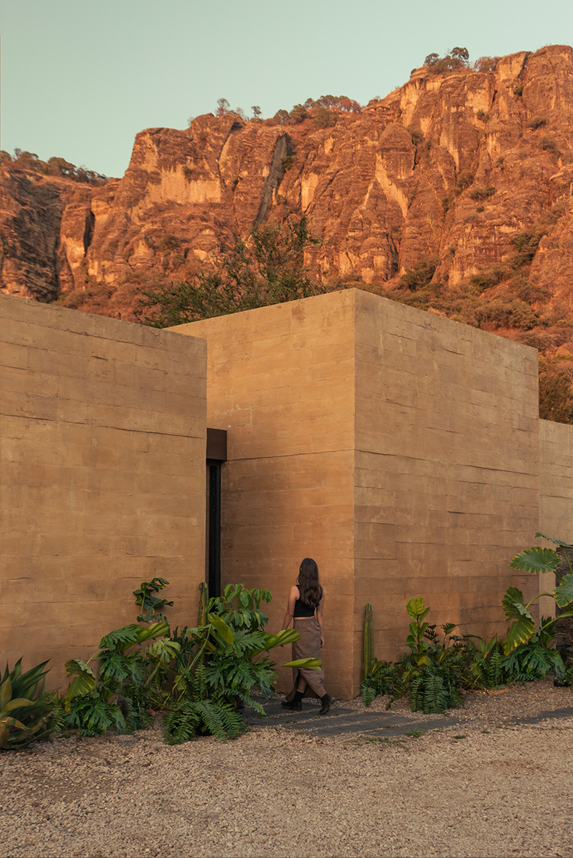 ¡REAL ACADEMIA DE BELLAS ARTES! Casa monolítica tallada en acantilados rocosos en el Tepozteco, México