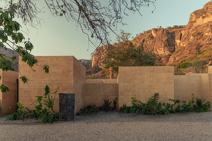 ¡REAL ACADEMIA DE BELLAS ARTES! Casa monolítica tallada en acantilados rocosos en Tepotezteco, México