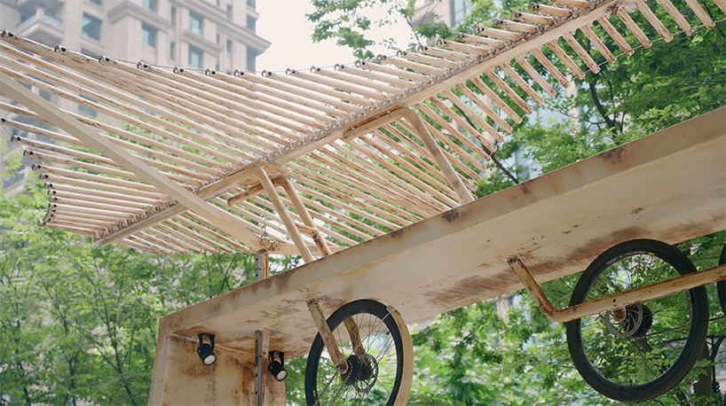 El equipo del SAM convierte bicicletas desechadas en instalaciones de arte urbano interactivo a través del reciclaje y la reutilización 3