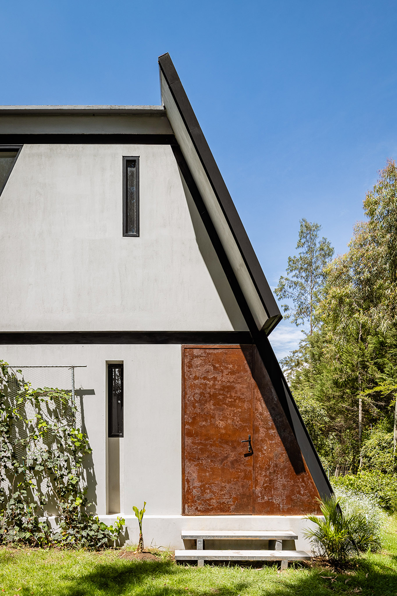 black metal panels form A-frame roof atop 1028arq's casa s in ecuador