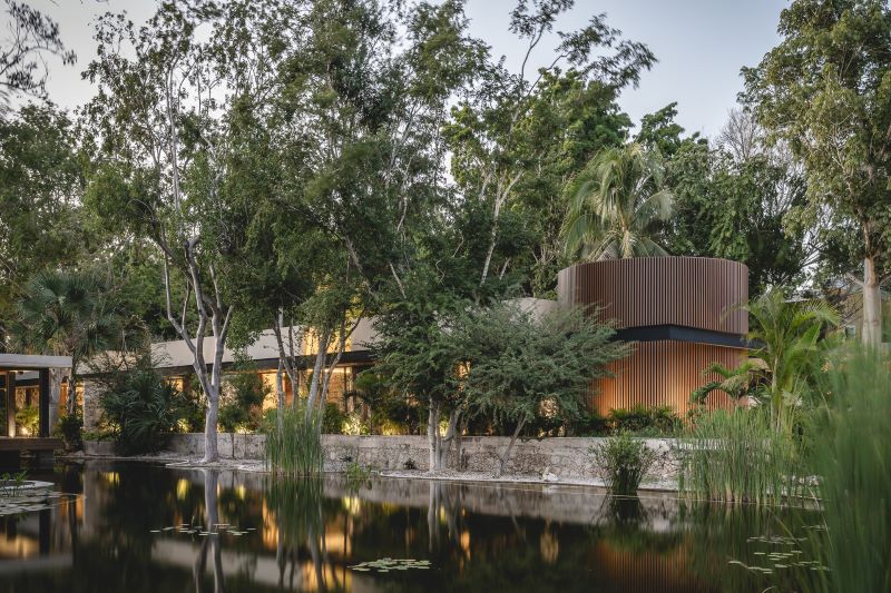 Exuberantes plantas y paredes de piedra conforman el Hotel Spa, uno de los Mexicano de Arquitectura más altos de México.