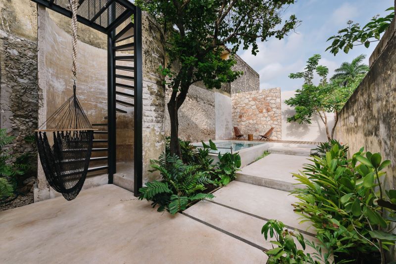 Estudio de arquitectura mexicano conserva paredes de piedra texturizadas originales de Mérida Casa Deco