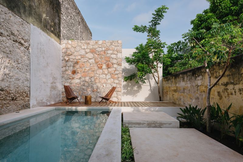 Estudio de arquitectura mexicano conserva paredes de piedra texturizadas originales de Mérida Casa Deco