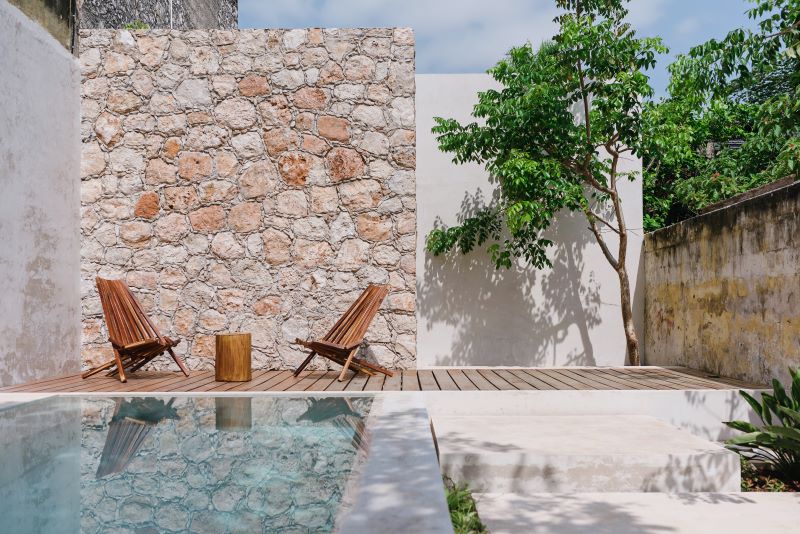 Estudio de arquitectura mexicano conserva paredes de piedra texturizadas originales de Mérida Casa Deco