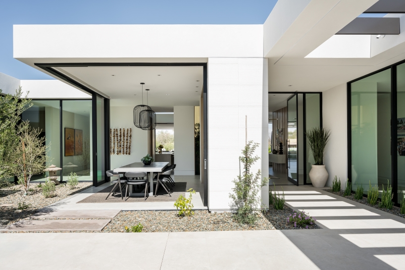 Ty Harrison prioritizes an inner outdoor transition without problems in this modern house in Arizona 1