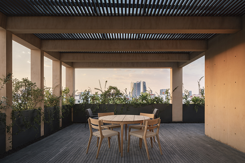 CRB arquitectos' nuevo león 207 rises exposed pigmented concrete facade in mexico city