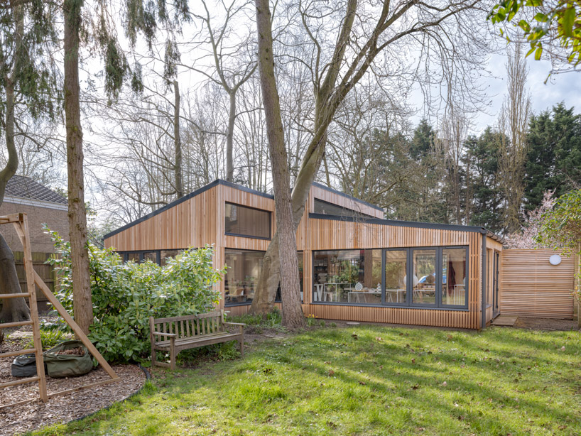 L'atelier en bois d'un céramiste agrandit une maison construite dans les années 80 au Royaume-Uni