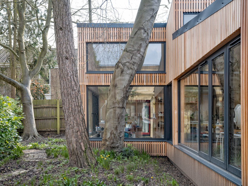 L'atelier en bois d'un céramiste agrandit une maison construite dans les années 80 au Royaume-Uni