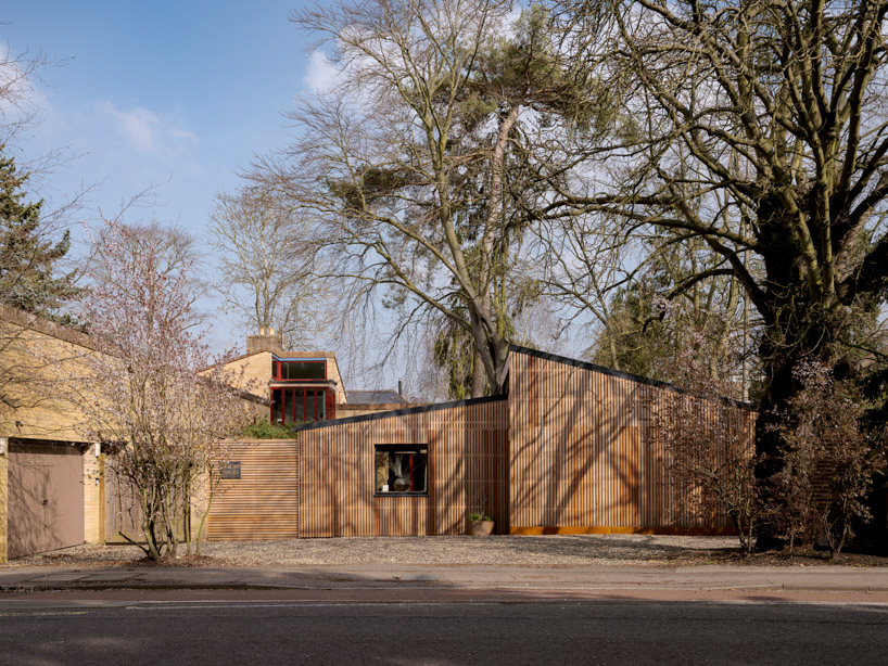 L'atelier en bois d'un céramiste agrandit une maison construite dans les années 80 au Royaume-Uni