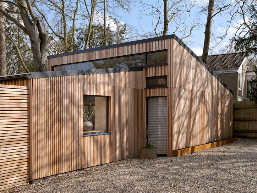 L'atelier en bois d'un céramiste agrandit une maison construite dans les années 80 au Royaume-Uni