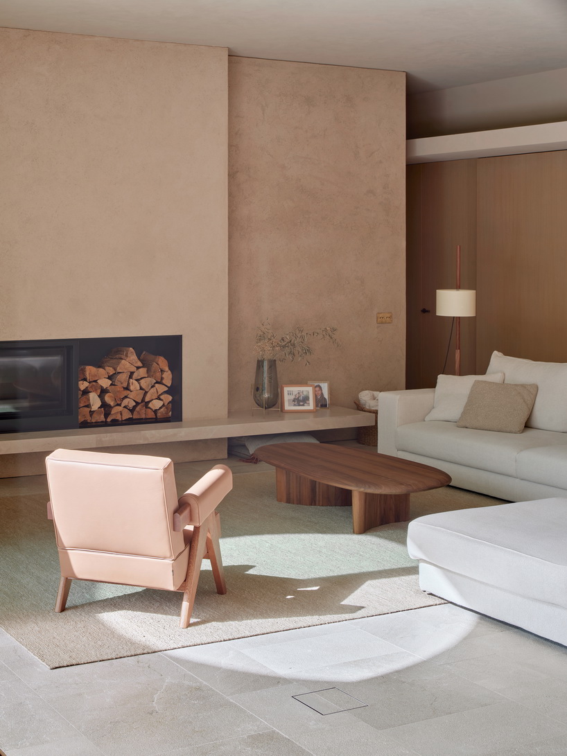 circular roof opening brings sunlight into casa óculo by OHLAB in palma - 5
