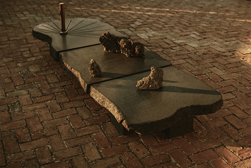 Esculturas totémicas forman una instalación específica del paisaje de piedra volcánica en Nápoles