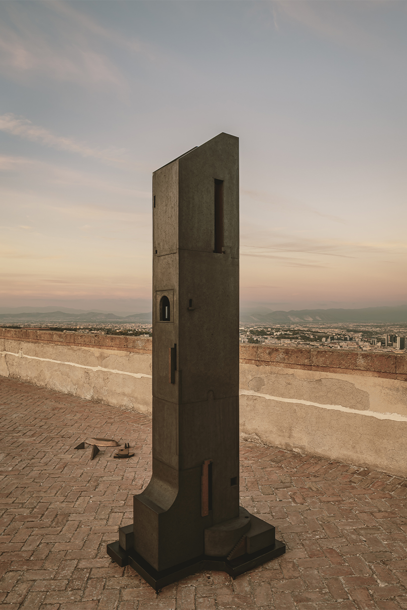 Esculturas totémicas forman una instalación específica del paisaje de piedra volcánica en Nápoles