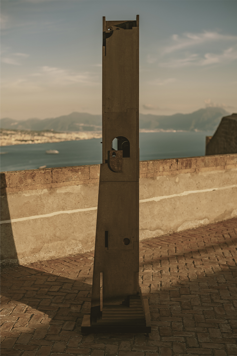 Esculturas totémicas forman una instalación específica del paisaje de piedra volcánica en Nápoles