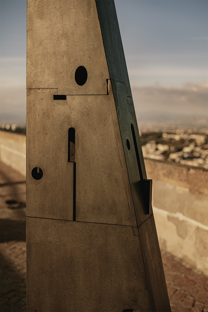 Esculturas totémicas forman una instalación específica del paisaje de piedra volcánica en Nápoles