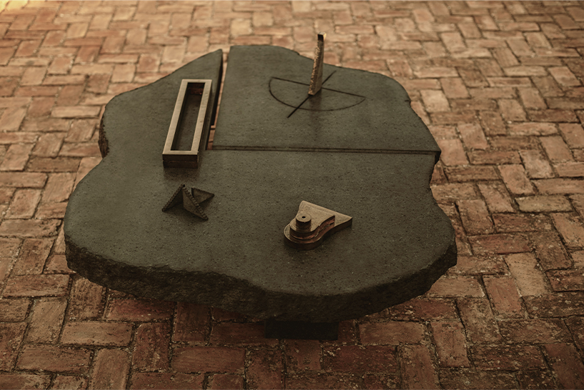 Esculturas totémicas forman una instalación específica del paisaje de piedra volcánica en Nápoles